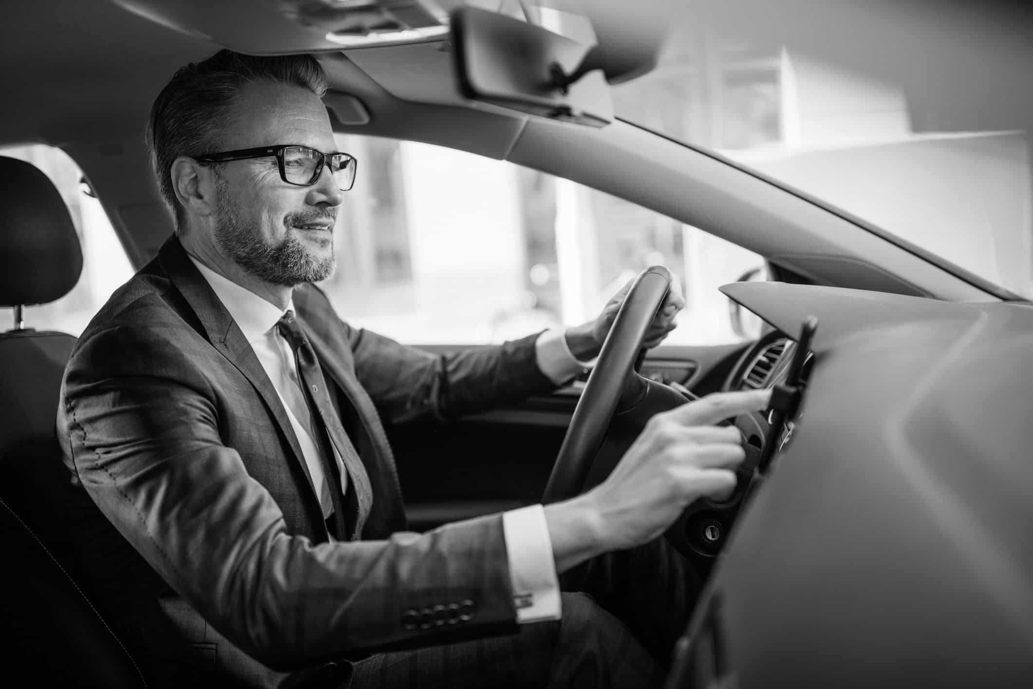 Mann im Auto dreht das Radio an